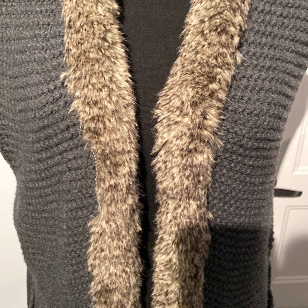 Vero Moda faux fur trim sweater vest size M - Picture 3 of 6